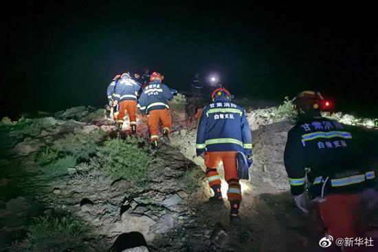 5月23日凌晨，消防救援人员搜救失联人员。 @新华社 图
